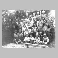 107-0045 Die Schule in Toelteninken am 8. Juli 1930 mit Lehrer Struwe.jpg